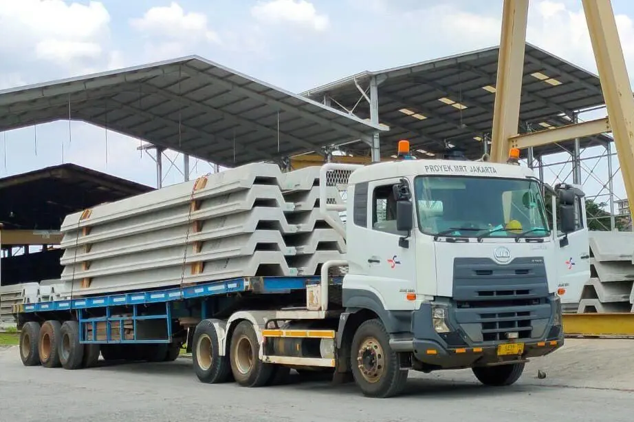 Flatbed carrying a U-Girder